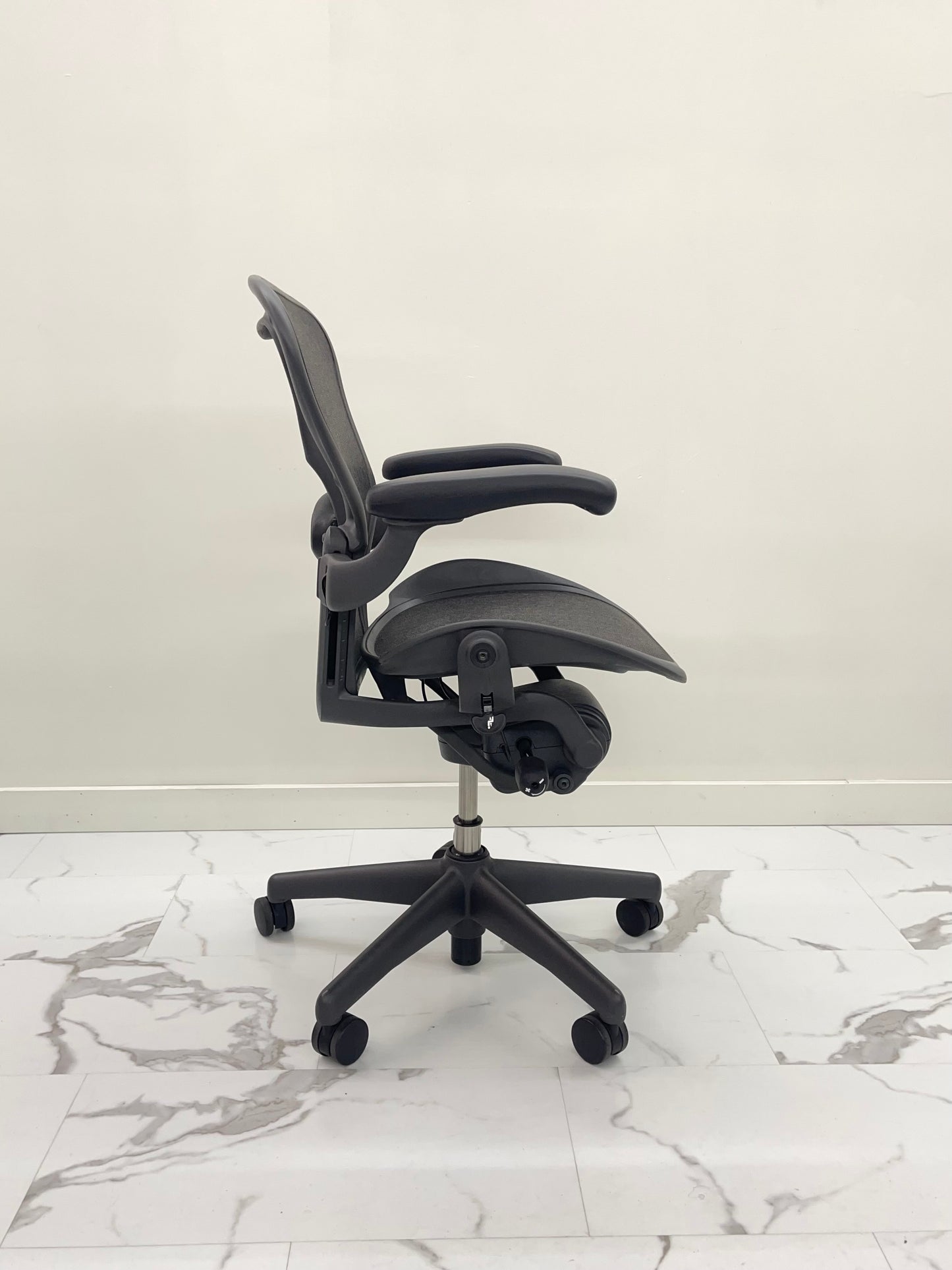 Like New Herman Miller Classic Aeron Chair Size A Fully Loaded