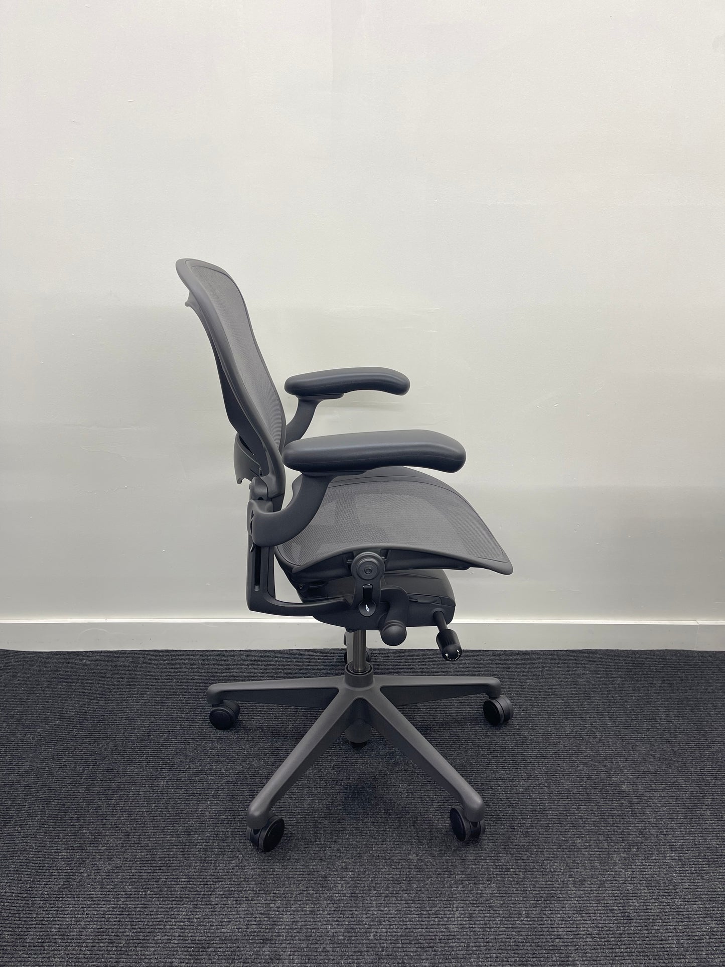 Like New Herman Miller Remastered Aeron Chair Size B With Lumbar Support