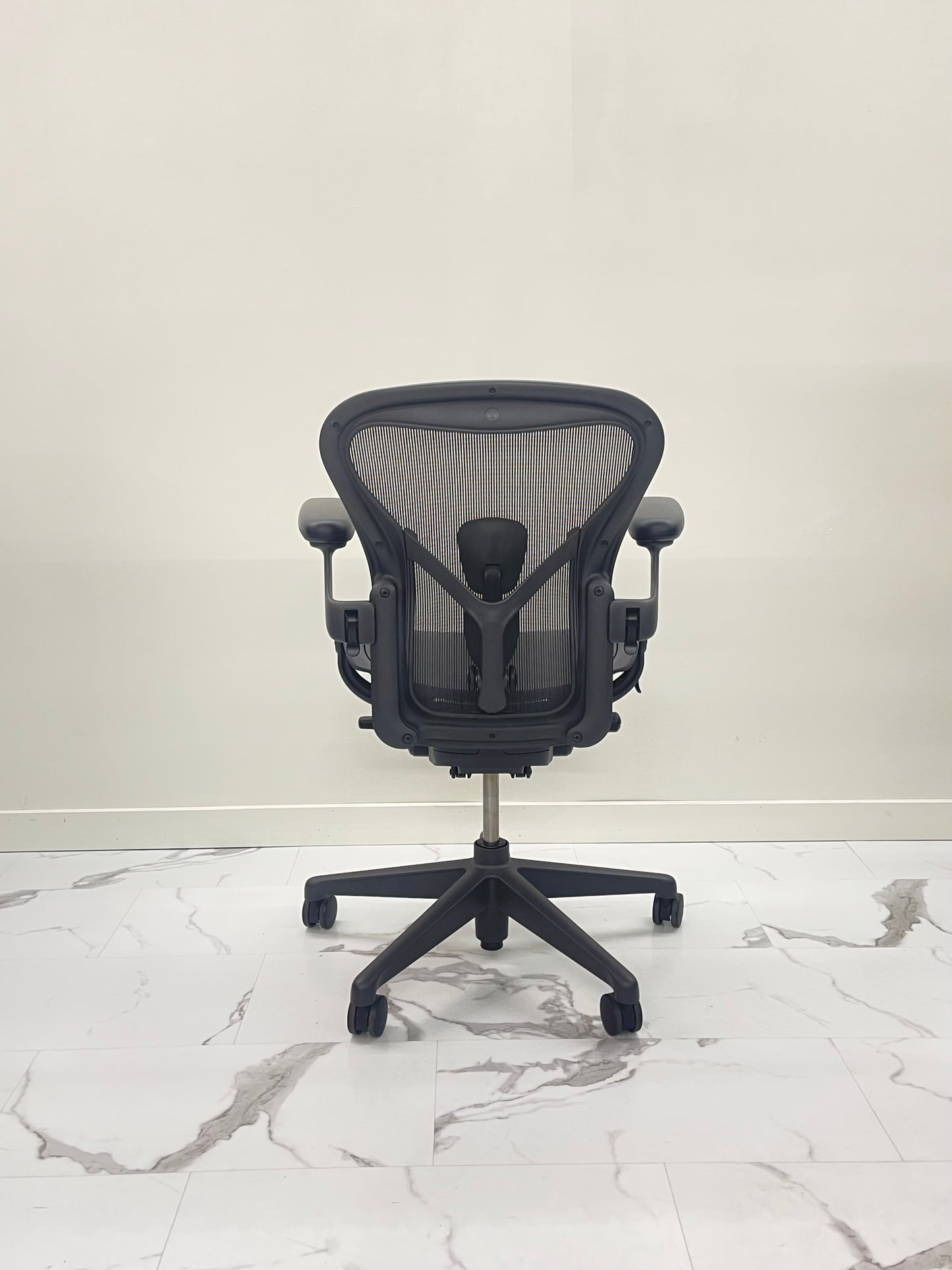 Like New Herman Miller Remastered Aeron Chair Size B Fully Loaded With Posture-Fit SL