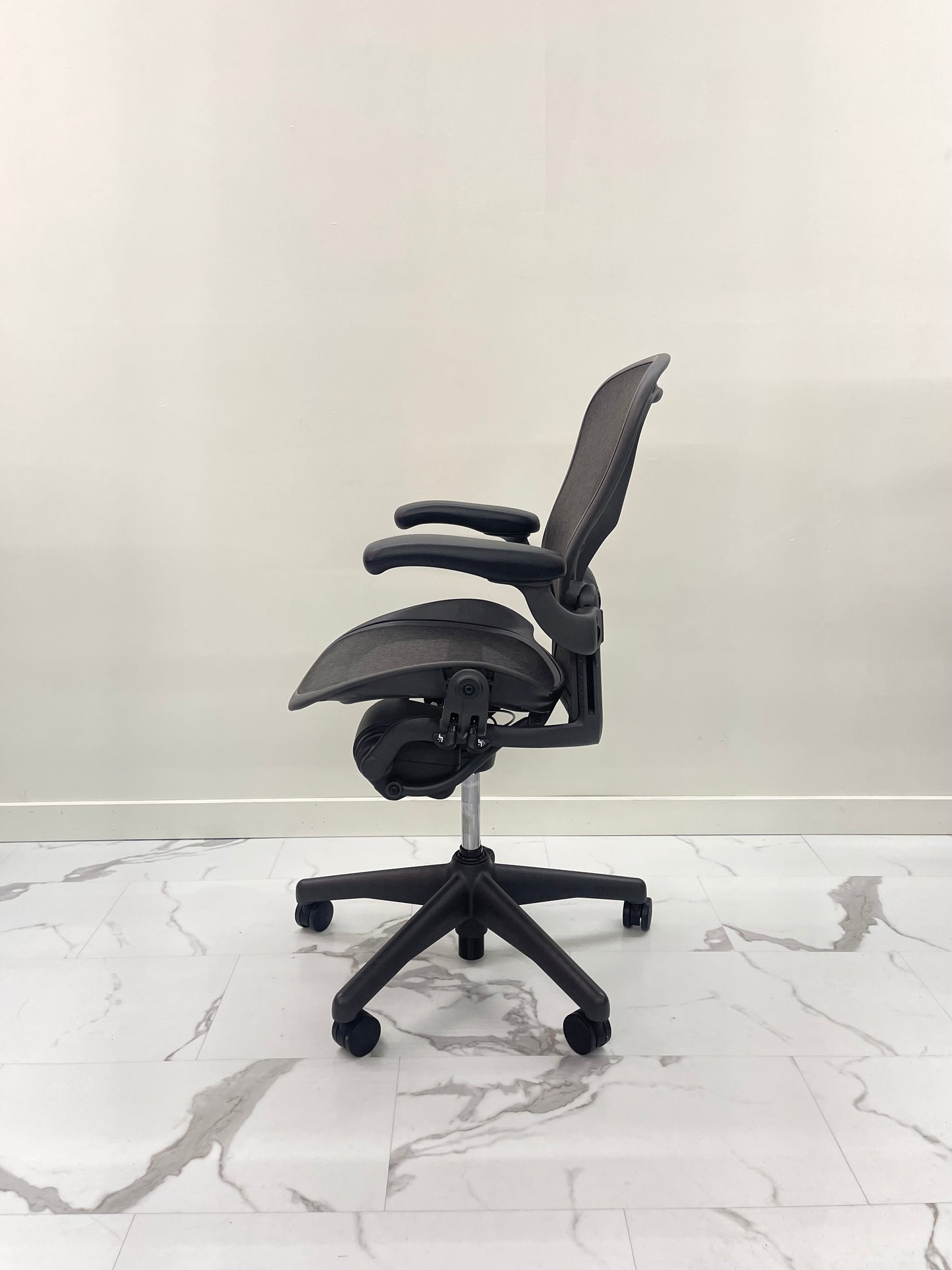 Like New Herman Miller Classic Aeron Chair Size B Fully Loaded