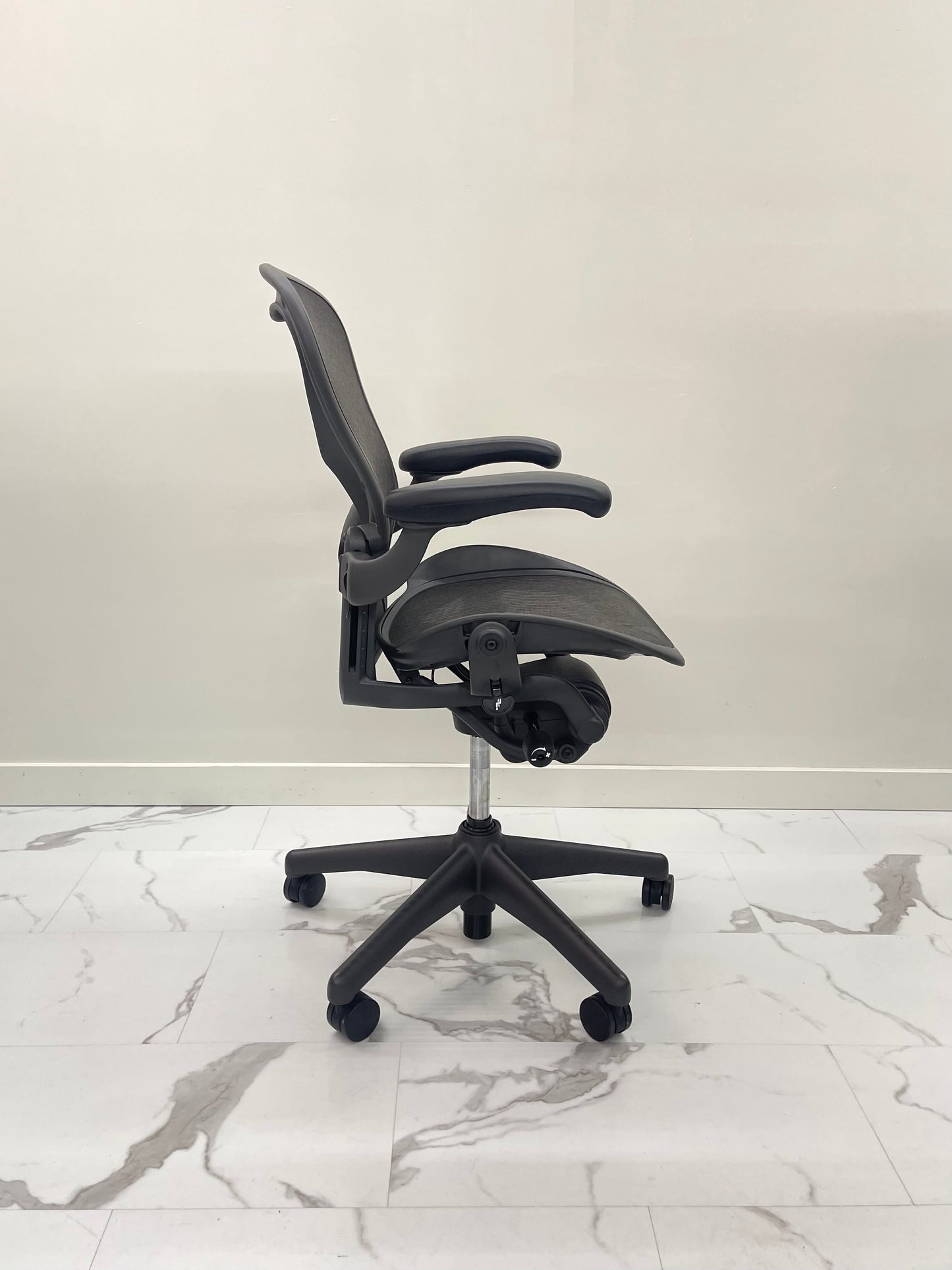 Like New Herman Miller Classic Aeron Chair Size B Fully Loaded