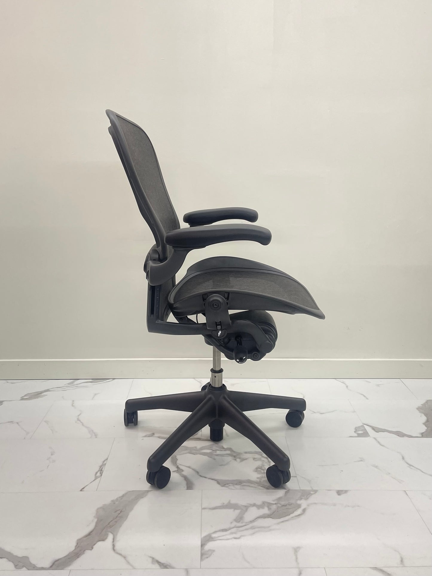 Like New Herman Miller Classic Aeron Chair Size C Fully Loaded