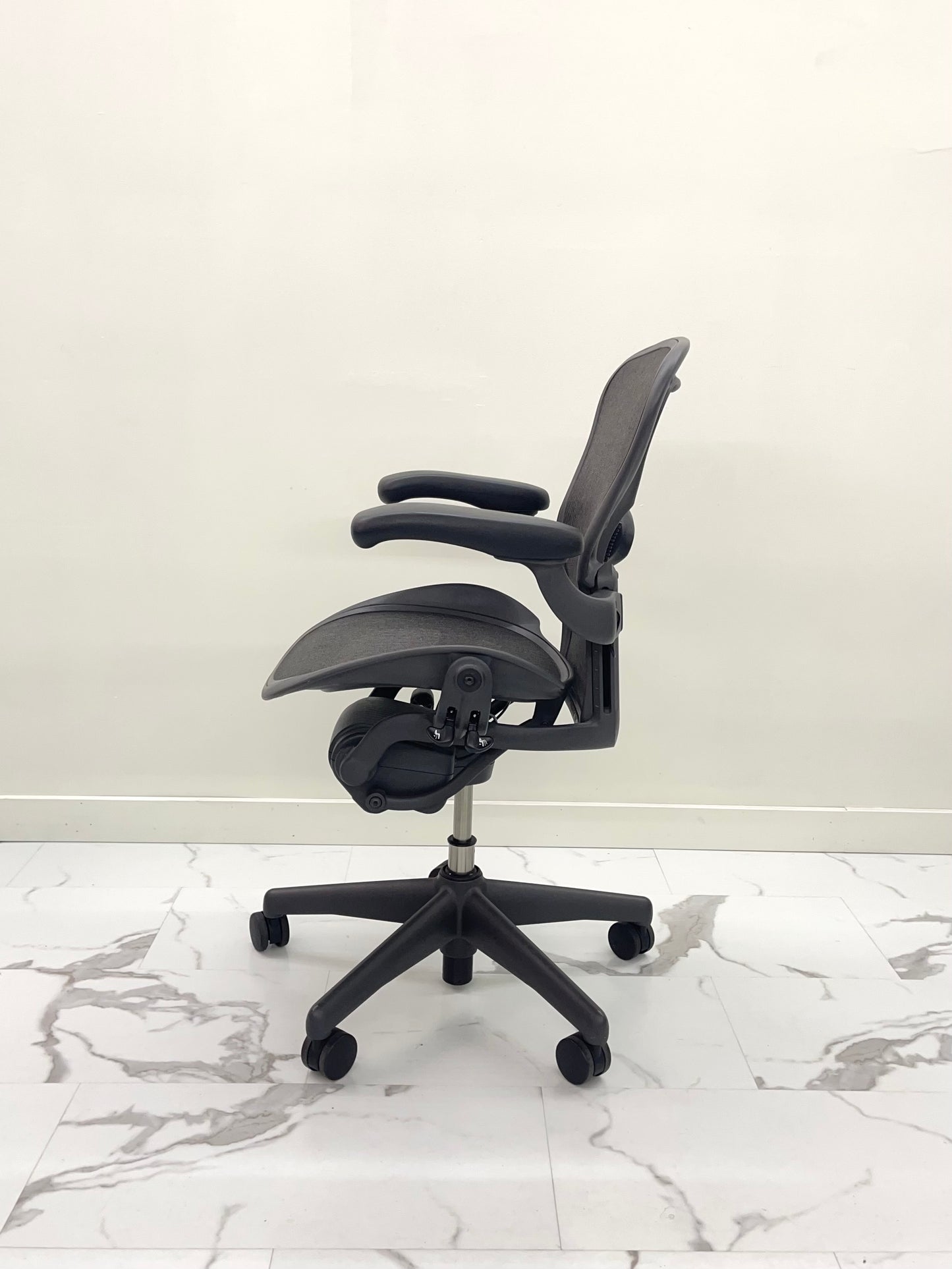 Like New Herman Miller Classic Aeron Chair Size A Fully Loaded